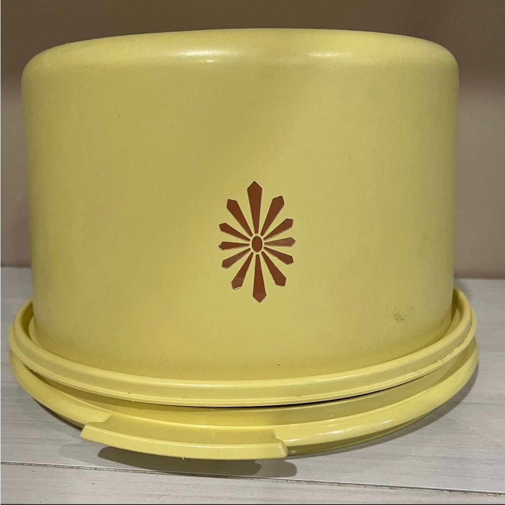 Vintage Tupperware Harvest Gold Cake Saver